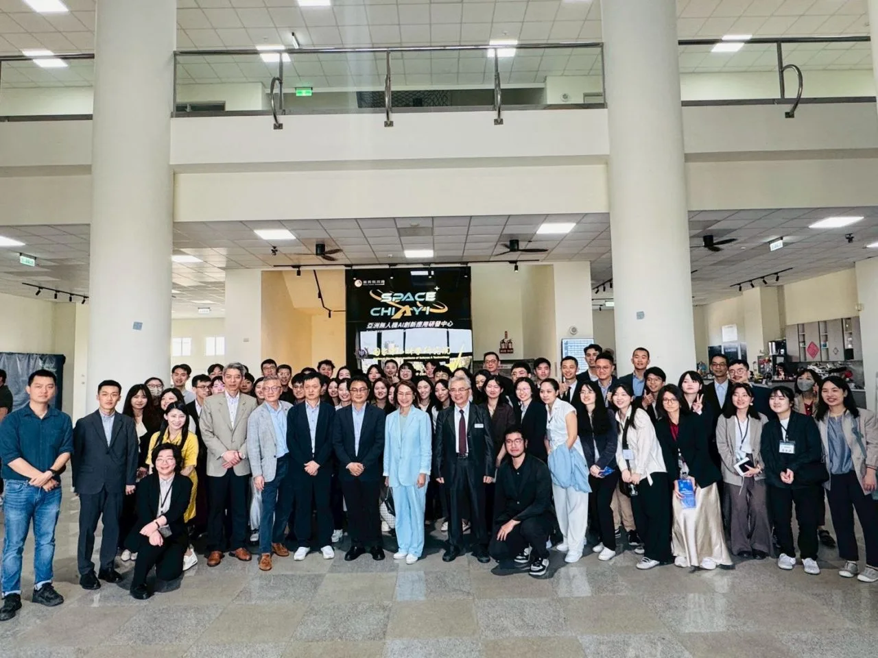 外交及國際事務學院率60名外交人員參訪亞創中心　認識臺灣無人機戰略產業